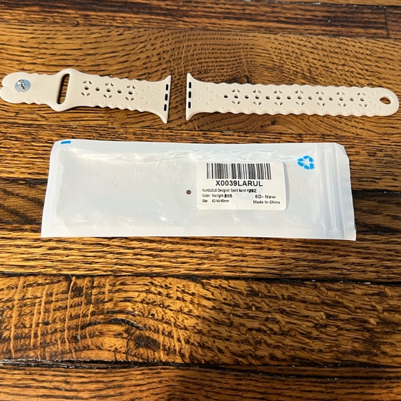 NWT cutout Apple Watch band (42/44mm) - Picture 1 of 3